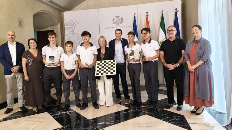 El Ayuntamiento de Jerez recibe a El Altillo International School, Campeón de España de Ajedrez Escolar Sub-18
